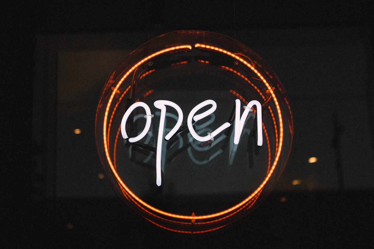 Open, illuminated, light — Enable cloud collaboration via software for construction management