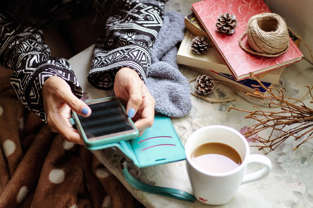 Girl, smartphone, social media — What Makes Your Resume Ineffective?